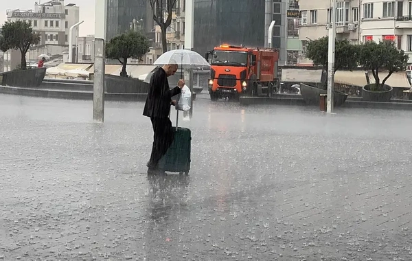 İstanbulun bir hissəsini su basdı, küçələr gölə döndü