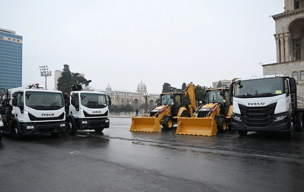 İlham Əliyev Bakıda kommunal xidmət göstərəcək nəqliyyat vasitələri ilə tanış olub