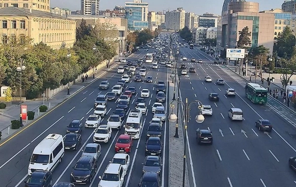 Bakının bir çox yollarında nəqliyyatın sıxlığı müşahidə olunur