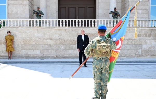 Prezident yeni yaradılan komando hərbi hissələrinə Döyüş bayraqlarının verilməsi mərasimində iştirak edib