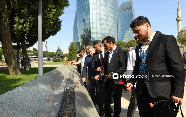 Türkiyə, Gürcüstan və İraqın azərbaycanlı din xadimləri Fəxri və Şəhidlər xiyabanlarını ziyarət ediblər