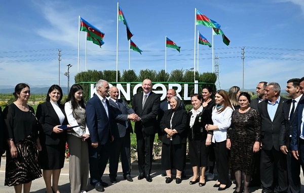 The President met with residents who relocated to the village of Kengerli in the Agdam district, and presented them with keys