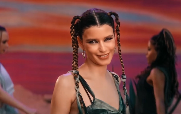 Beren Saatdan BİR İLK: Müğənni olub, klip təqdim etdi