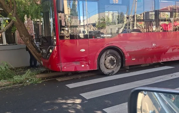 Gəncədə "BakuBus"un avtobusu qəza törətdi