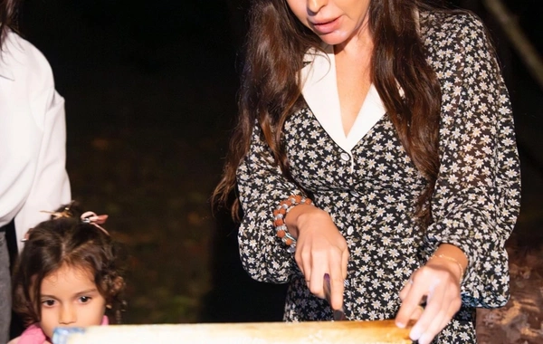 Leyla Əliyeva Qəbələdə "Gənc arıçı" layihəsinin iştirakçısı ilə görüşüb Leyla Əliyeva Qəbələdə "Gənc arıçı" layihəsinin iştirakçısı ilə görüşüb