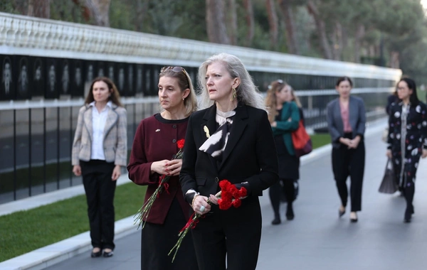 ABŞ dövlət katibinin siyasi məsələlər üzrə müşaviri Şəhidlər xiyabanını ziyarət edib