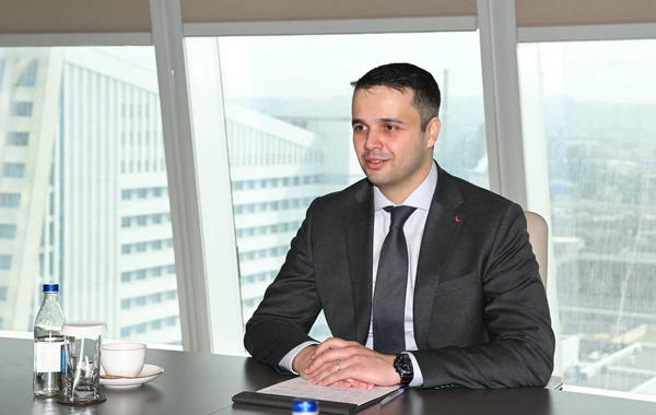 Mikayıl Cabbarov IV "Yüksəliş" müsabiqəsinin qalibləri ilə görüşüb