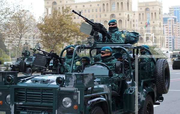 В Баку прошел марш военнослужащих в честь Дня Победы
