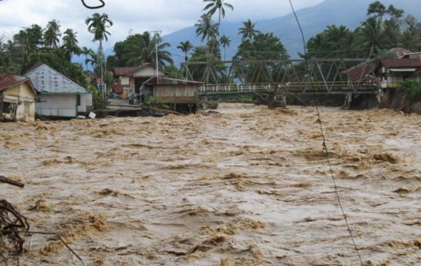 İndoneziyada sel və torpaq sürüşməsi: Ölənlərin sayı 900-ü keçdi