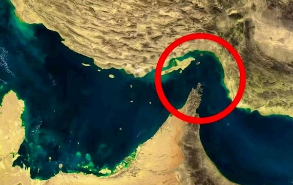 Hörmüz boğazında yük gəmisi vuruldu - Gəmidəkilər təxliyə edildi