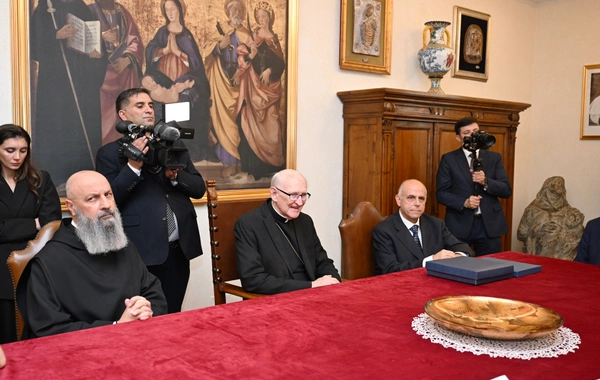 Birinci vitse-prezident Mehriban Əliyeva Müqəddəs Pavel Bazilikasının baş keşişi ilə görüşüb