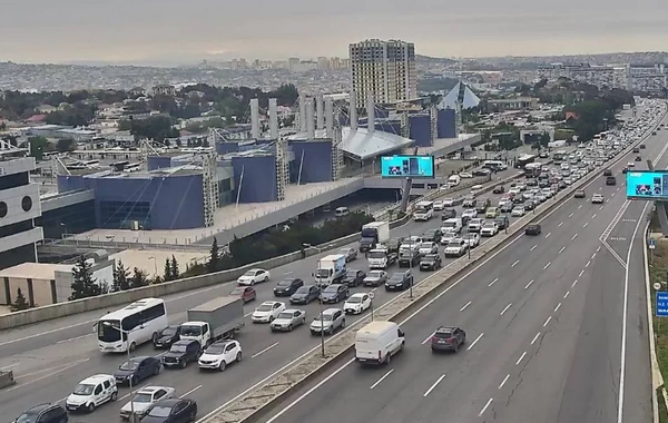 Paytaxtın bir sıra yollarında nəqliyyatın sıxlığı yaranıb