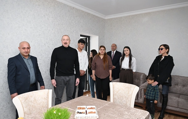 İlham Əliyev Xocavəndin Xanoba kəndində fərdi evlərin və infrastrukturun bərpası sahəsində görülən işlərlə tanış olub