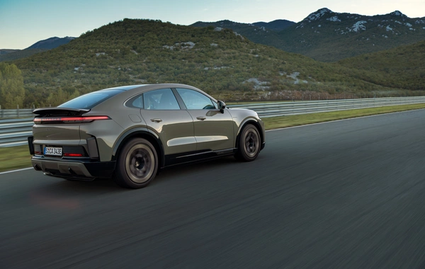 İkonadan ilhamlanıb: Yeni Porsche Cayenne Coupe Electric