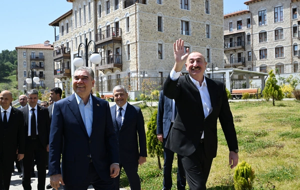 Ильхам Алиев и Гурбангулы Бердымухамедов посетили первый жилой комплекс, построенный в Шуше