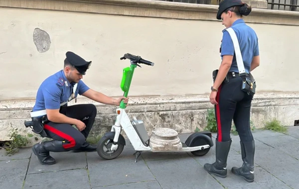 Alman turist antik Roma əsərini elektrikli skuterlə qaçırdı