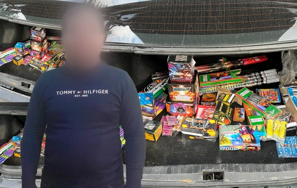 Polis Xəzər rayonunda pirotexniki vasitələrin səyyar satışını təşkil edən şəxsi saxladı