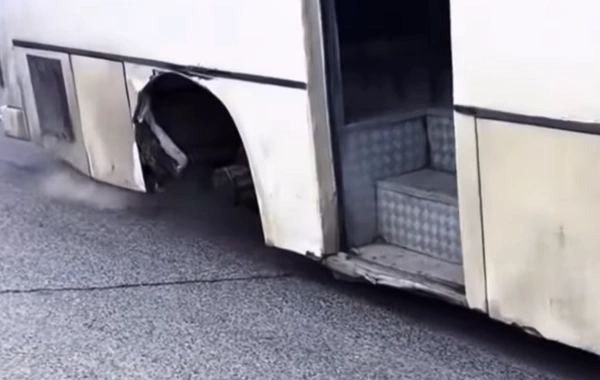 Bakıda hərəkətdə olan avtobusun təkəri qırılıb