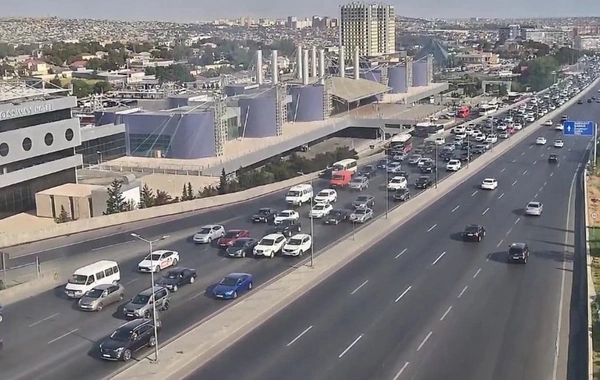 Bakının bir sıra yollarında tıxac yaranıb