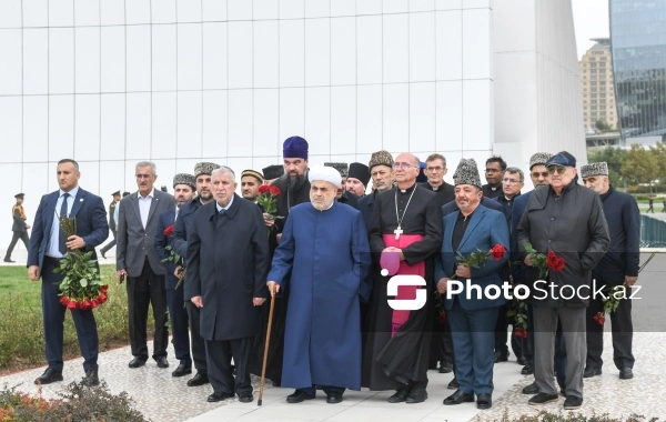 Azərbaycan xalqı Zəfər parkını ziyarət edir