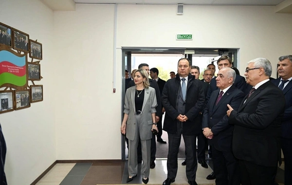 Baş nazir Əli Əsədov Minskdə Azərbaycan Ticarət Evində olub