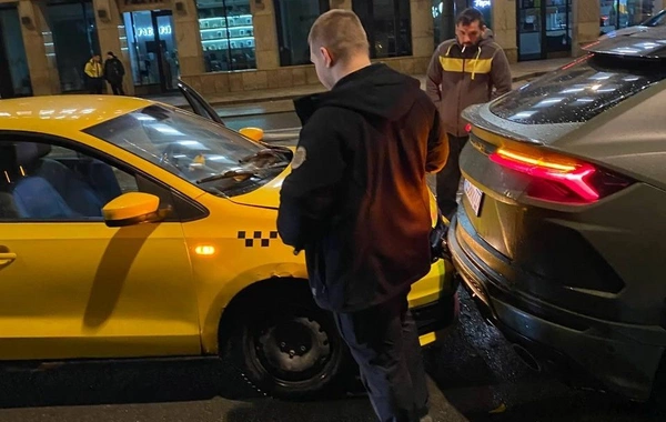 Yeqor Kridin Lamborghinisinə taksi çırpıldı