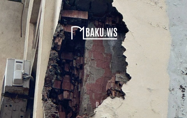 Yaşayış binasının fasadı uçub - TƏHLÜKƏLİ VƏZİYYƏT