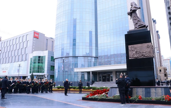 Prokurorluq əməkdaşları Xocalı soyqırımı abidəsini ziyarət edib