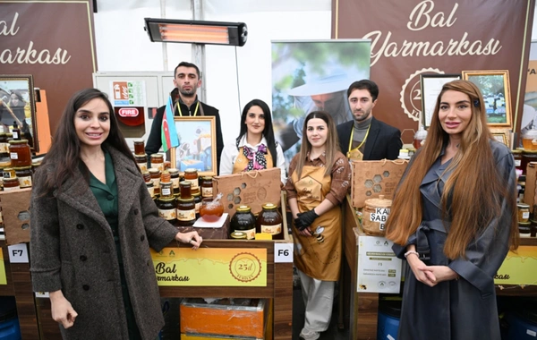 Leyla Əliyeva və Arzu Əliyeva arıçılıq məhsullarının sərgi-satış yarmarkasını ziyarət ediblər