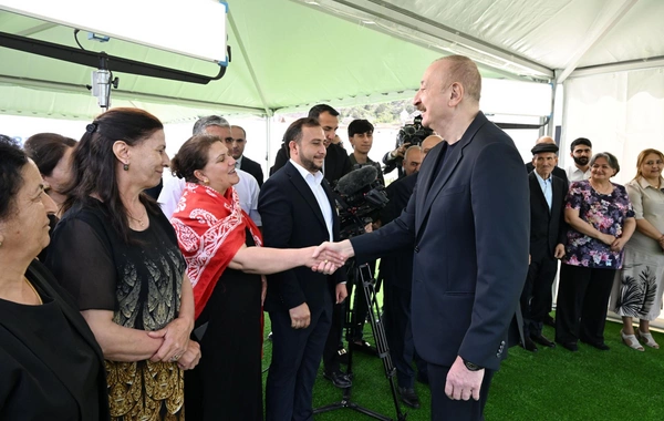 Prezident İlham Əliyev Laçının Bəylik kəndinə köçən sakinlərlə görüşüb, onlara evlərin açarlarını təqdim edib