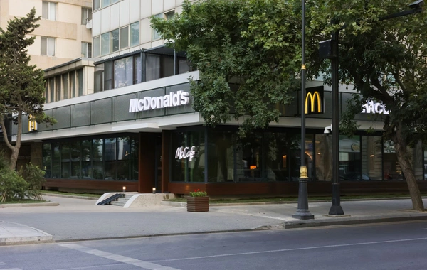 Yeni "McDonald"s" restoranı "Port Baku Mall"un qarşısında fəaliyyətə başlayıb