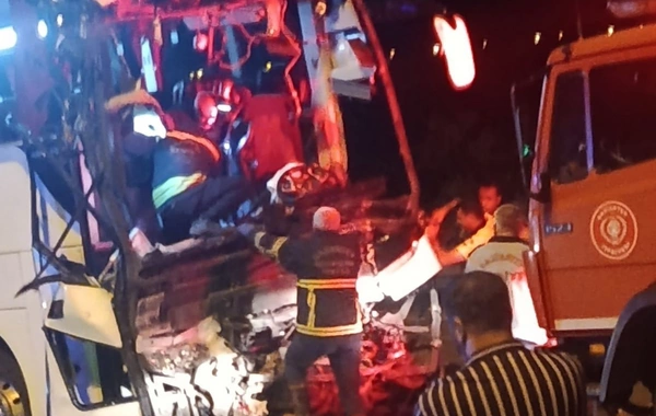 Türkiyədə avtobus TIR-la toqquşdu: 2 ölü, 22 yaralı
