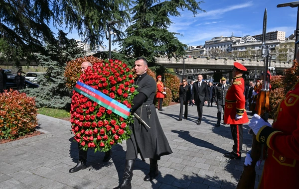 Президент Ильхам Алиев посетил в Тбилиси Мемориал героев
