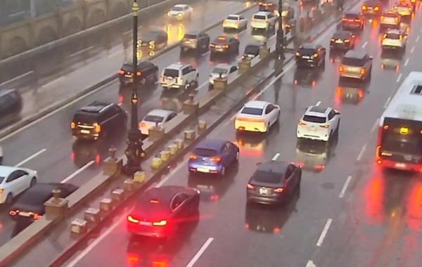 Bakıda 20 yolda tıxac yaranıb