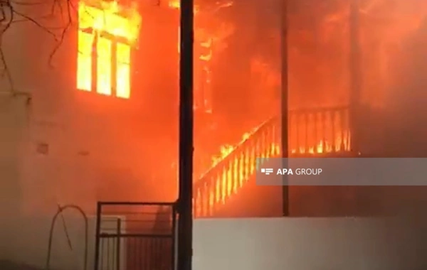 Tovuzda iki mərtəbəli ev yanıb