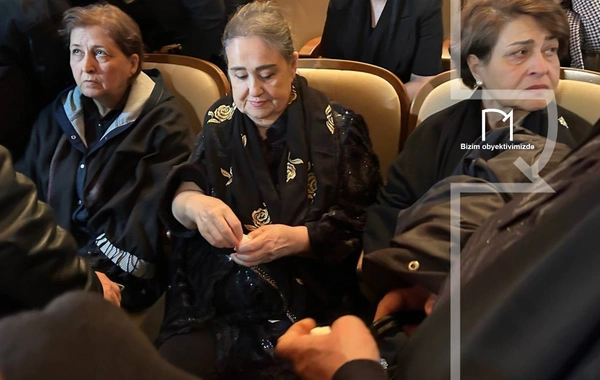 Həyat yoldaşı Rasim Balayevin vida mərasimində iştirak edir