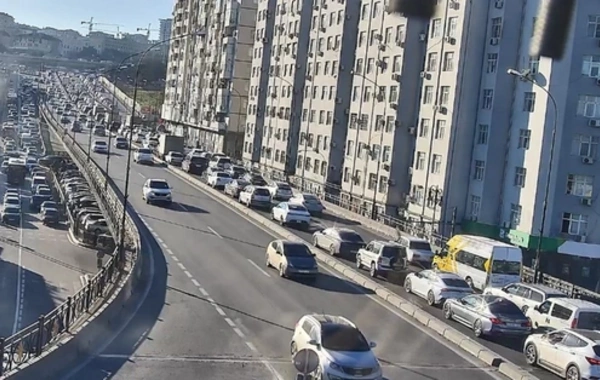 Bakının bir sıra yollarında nəqliyyatın sıxlığı yaranıb