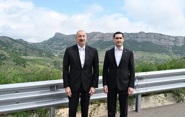 Azərbaycan və Türkmənistan prezidentləri Şuşanın Daşaltı kəndinin fonunda şəkil çəkdiriblər
