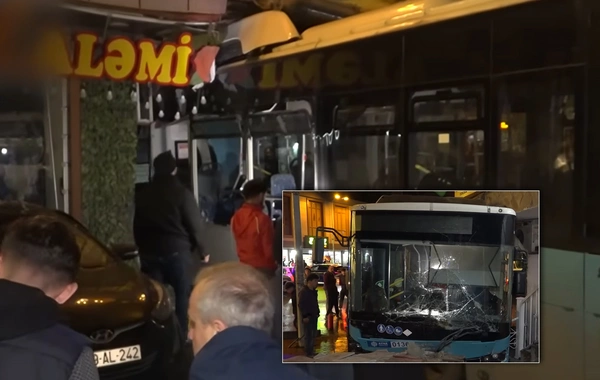 В Баку автобус врезался в придорожный объект - ПОДРОБНОСТИ