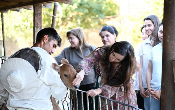 Leyla Əliyeva Yevlaxda "Gənc arıçı" layihəsinin iştirakçısı ilə görüşüb