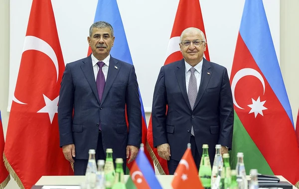 Azərbaycan və Türkiyə müdafiə nazirləri birgə təlimlərin artırılmasını müzakirə ediblər