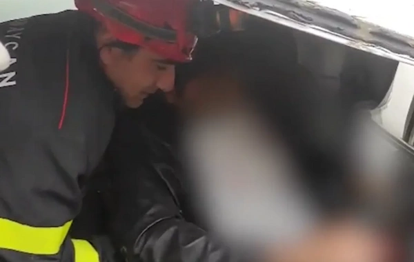 Ağsuda Isuzu qəzaya uğradı: Yaralı sürücünün XİLASEDİLMƏ GÖRÜNTÜLƏRİ