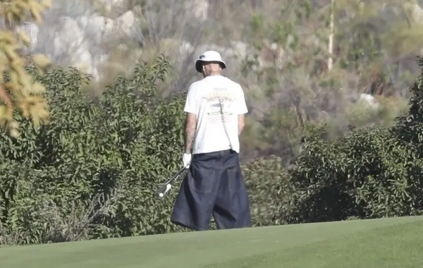 Джастин Бибер справил нужду прямо на гольф‑поле