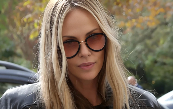 50 yaşlı Şarliz Teronun görünüşü müzakirələrə səbəb oldu