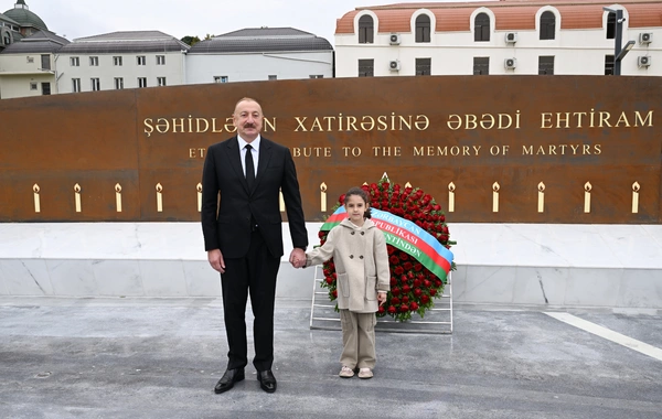 İlham Əliyev Anım Günü ilə əlaqədar Vətən müharibəsi şəhidlərinin xatirəsini bir dəqiqəlik sükutla yad edib