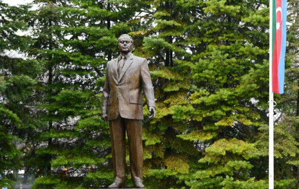 Ильхам Алиев в Белграде посетил памятники общенациональному лидеру Гейдару Алиеву и выдающемуся сербскому писателю Милораду Павичу