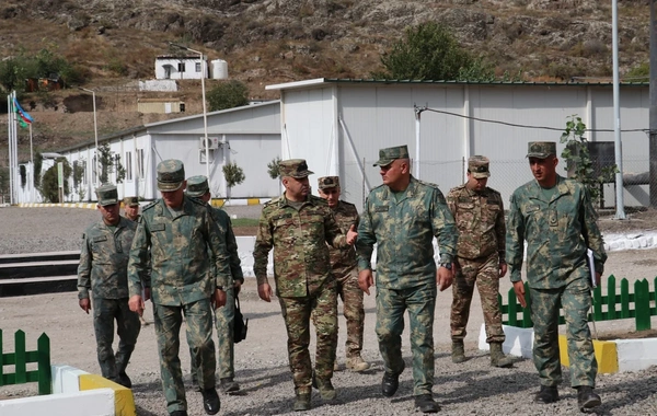 Bəhruz Əhmədov Laçında hərbçilərlə görüşüb