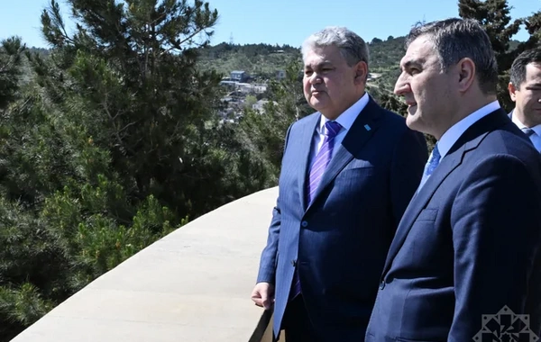 Qazaxıstan nazirləri Şəhidlər xiyabanını və Zəfər parkını ziyarət etdilər