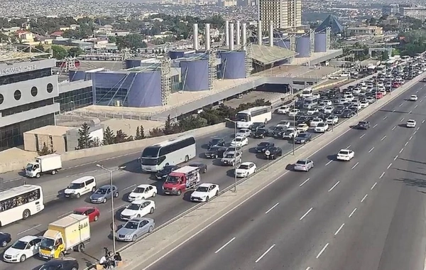 Bakının bir sıra yollarında nəqliyyatın sıxlığı yaranıb