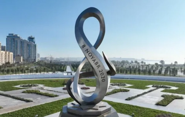 Pakistanın Baş naziri Bakıda Zəfər parkını ziyarət edib